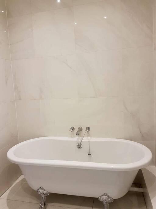 Spacious Apartment In The Heart Of Camden Town Лондон Экстерьер фото