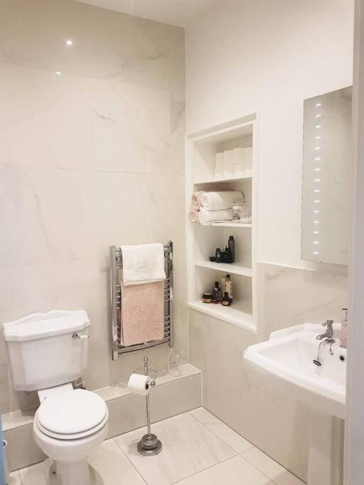 Spacious Apartment In The Heart Of Camden Town Лондон Экстерьер фото